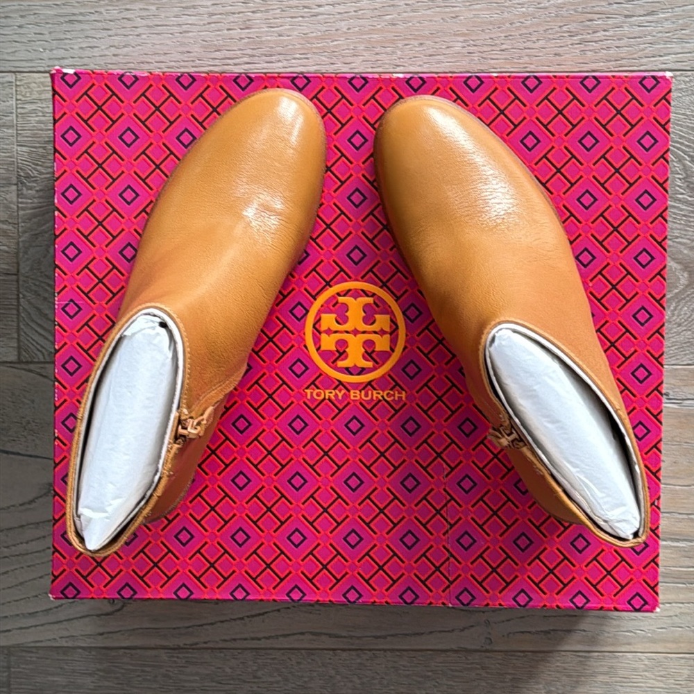TORY BURCH BROOKE STAMPED HEEL ROUND TOE LEATHER BOOTIE IN CARAMEL CORN - 9 - Picture 3 of 16